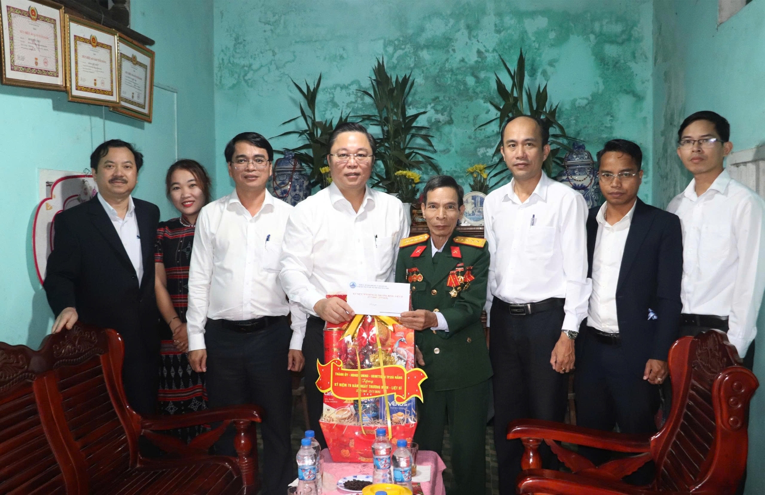 Chủ tịch Ủy ban MTTQ Việt Nam thành phố Lê Trí Thanh (thứ 4, bên trái sang) tặng người có công tiêu biểu Đinh Văn Thức (73 tuổi, thôn Gadoong, xã Sông Vàng). Ảnh: ĐẮC MẠNH