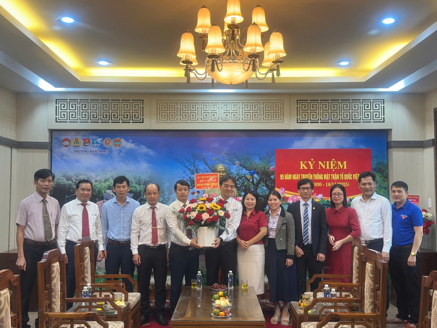 Thường trực Đảng uỷ, HĐND, UBND phường đến thăm và tặng hoa chúc mừng