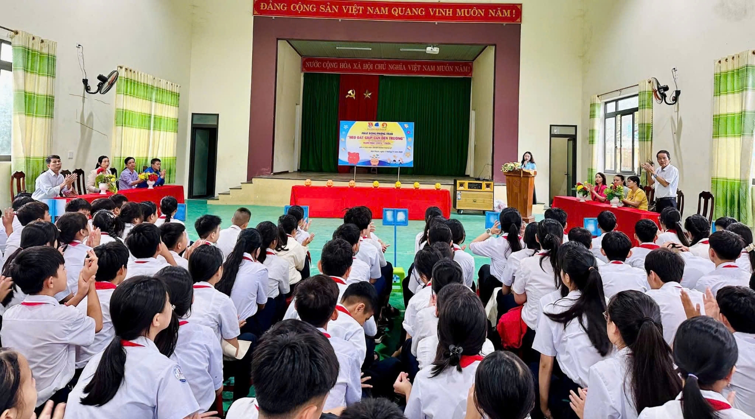 phát động nuôi heo đất 