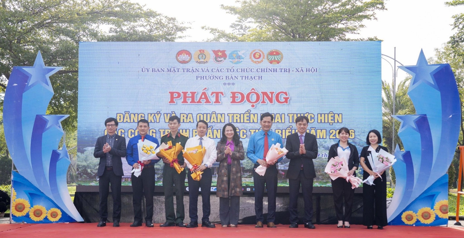 BTV Đảng ủy phường tặng hoa chúc mừng