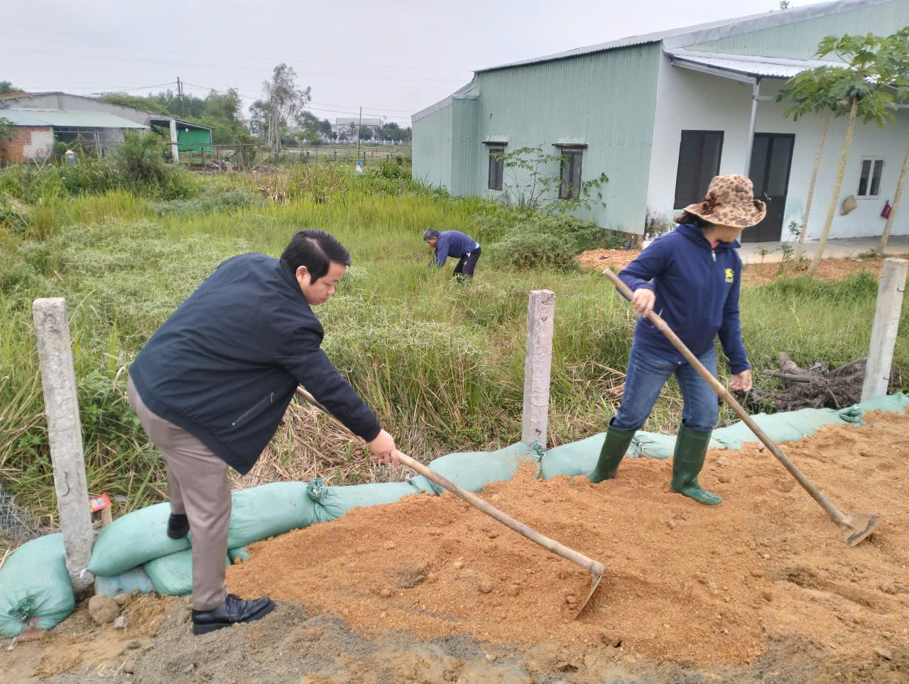 UBMTTQ Việt Nam phường Bàn Thạch ra quân làm đường giao thông