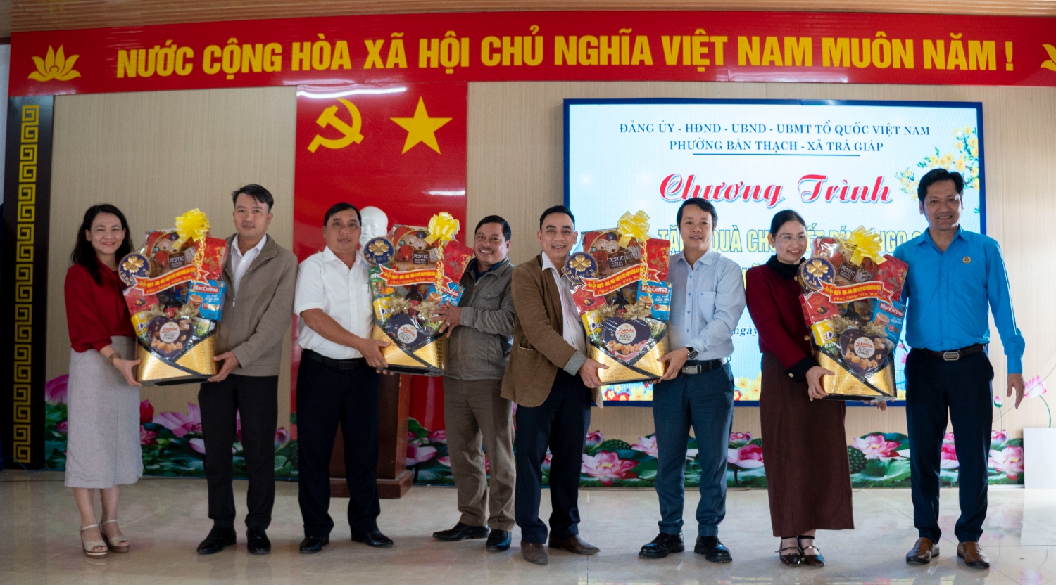 Bà Phan Thị Cẩm Bình - PCT UBND phường và ông Võ Thanh Cung - CT UBMT phường tặng quà chúc Tết cho lãnh đạo xã Trà Giá