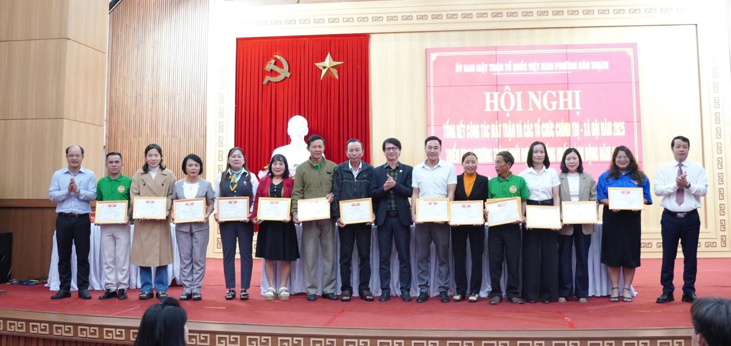 khen thuong tập thể 1