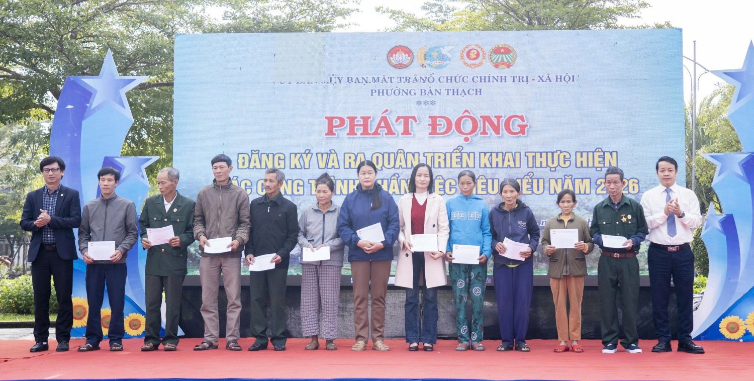 TANG QUA CHO CAC HO KHO KHAN