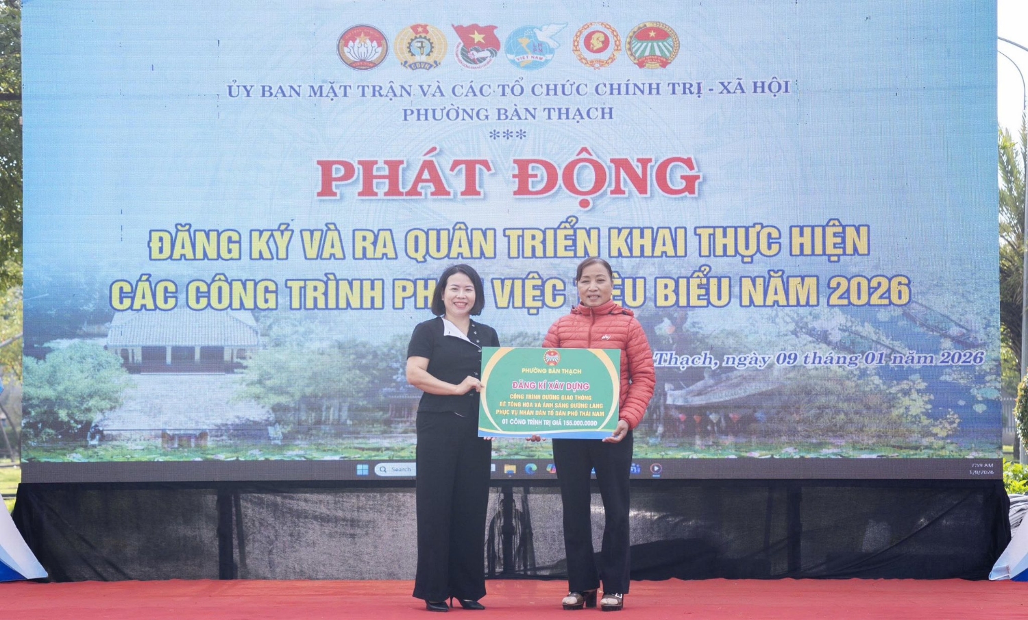 TRAO BAO XAY DƯNG CONG TRINH ĐƯỜNG BÊ TÔNG NÔNG DÂN