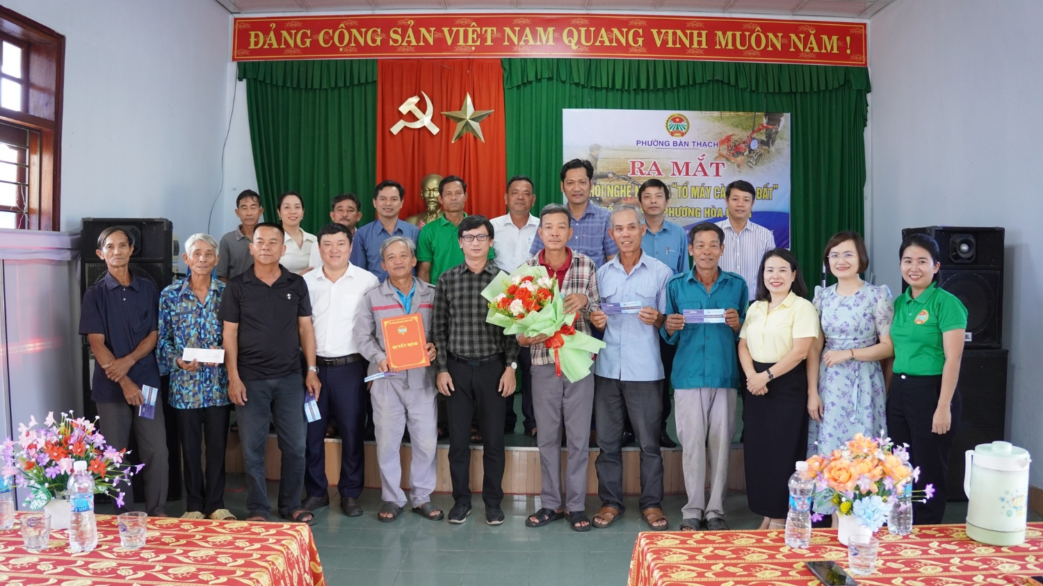 Trao quyết định và tặng hoa chức mừng Tổ hội nông dân nghề nghiệp "Tổ máy cày làm đất" Phương Hoà Đông