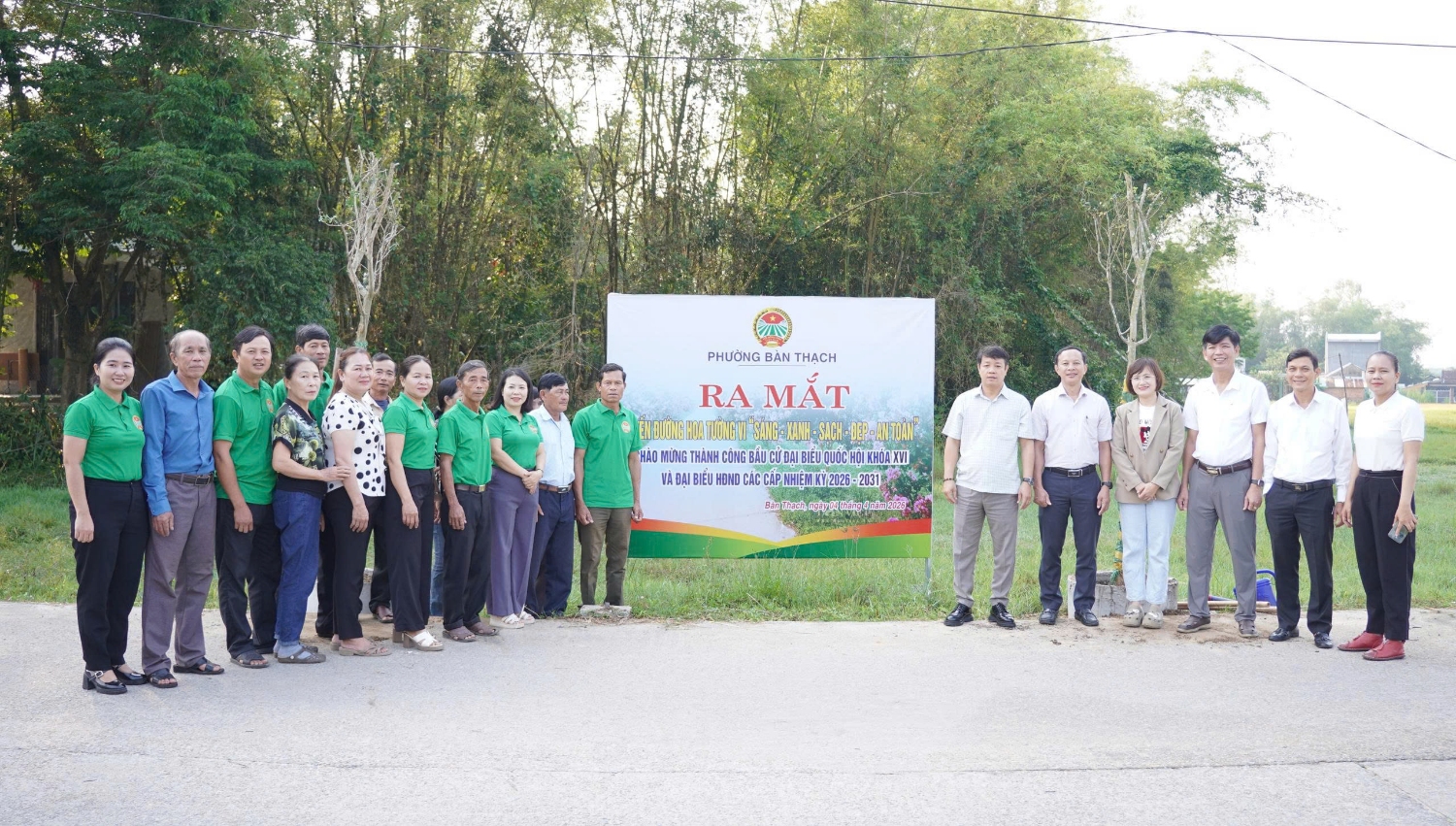 Các đ/c Lãnh đạo và hội viên nông dân tham dự và trồng hoa tại tuyến đường tự quản