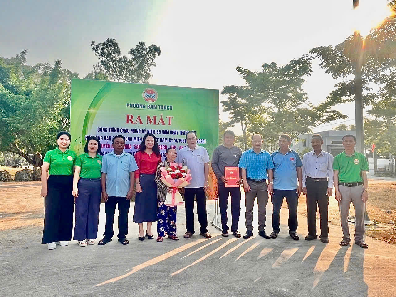 Ra mắt Tổ tự quản tuyến đường hoa "Sáng - Xanh - Sạch - Đẹp - An toàn" tổ dân phố Thạch Tân