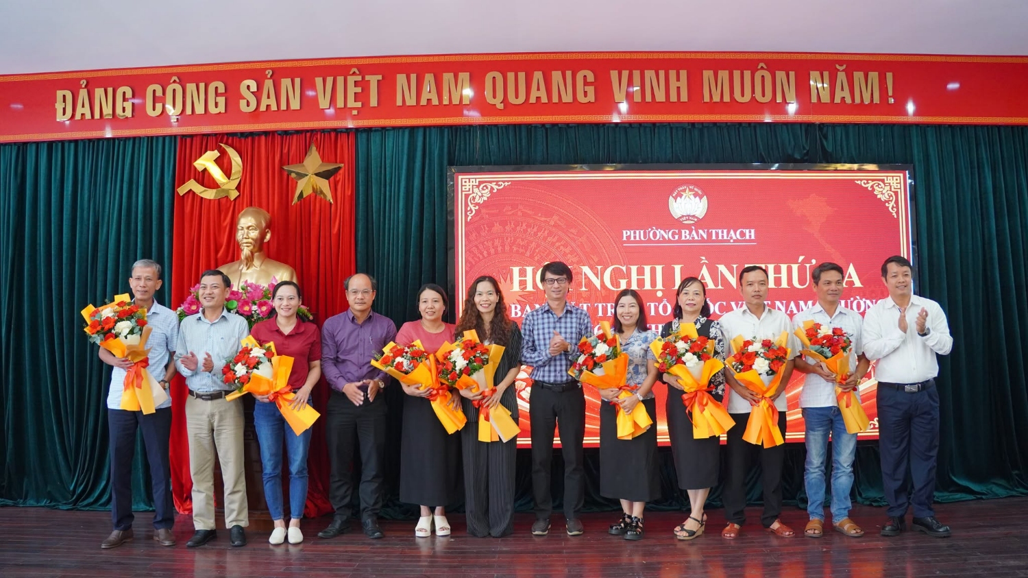 Lãnh đạo tặng hoa chúc mừng các đ/ uỷ viên UBMT mới
