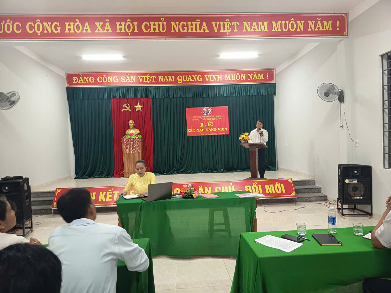 Đ/c Võ Thanh Cung - UVBTV, Chủ tịch Uỷ ban MTTQ Việt Nam phường phát biểu chỉ đạo tại chi bộ Đông Yên