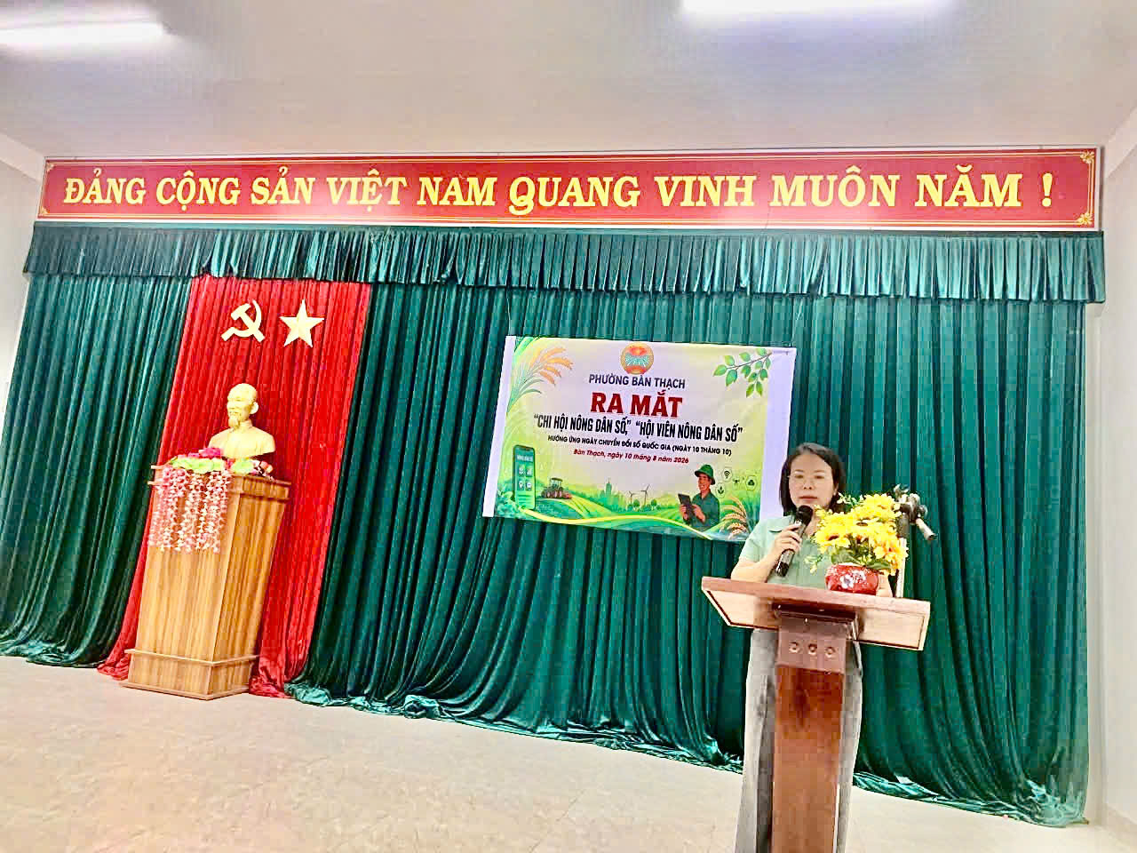 đ/c Nguyễn Thị Thu Tuyết - ĐUV, PCT UBMTTQ Việt Nam, đồng thời CT Hội Nông dân phường phát biểu và hướng dẫn tại hội nghị
