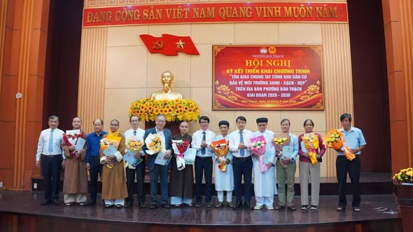 Lãnh đạo phường tặng hoa chúc mừng hội nghị